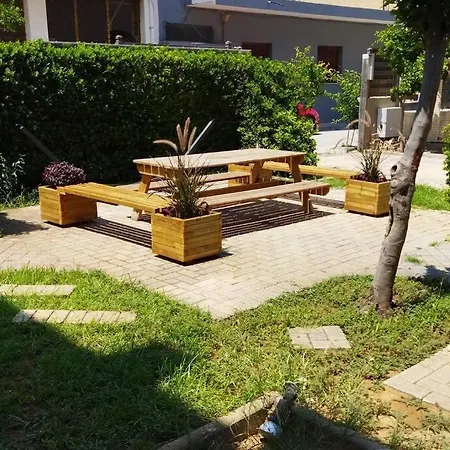 Μονοκατοικία Με Κήπο Στη Θάλασσα. Corinth Exterior photo