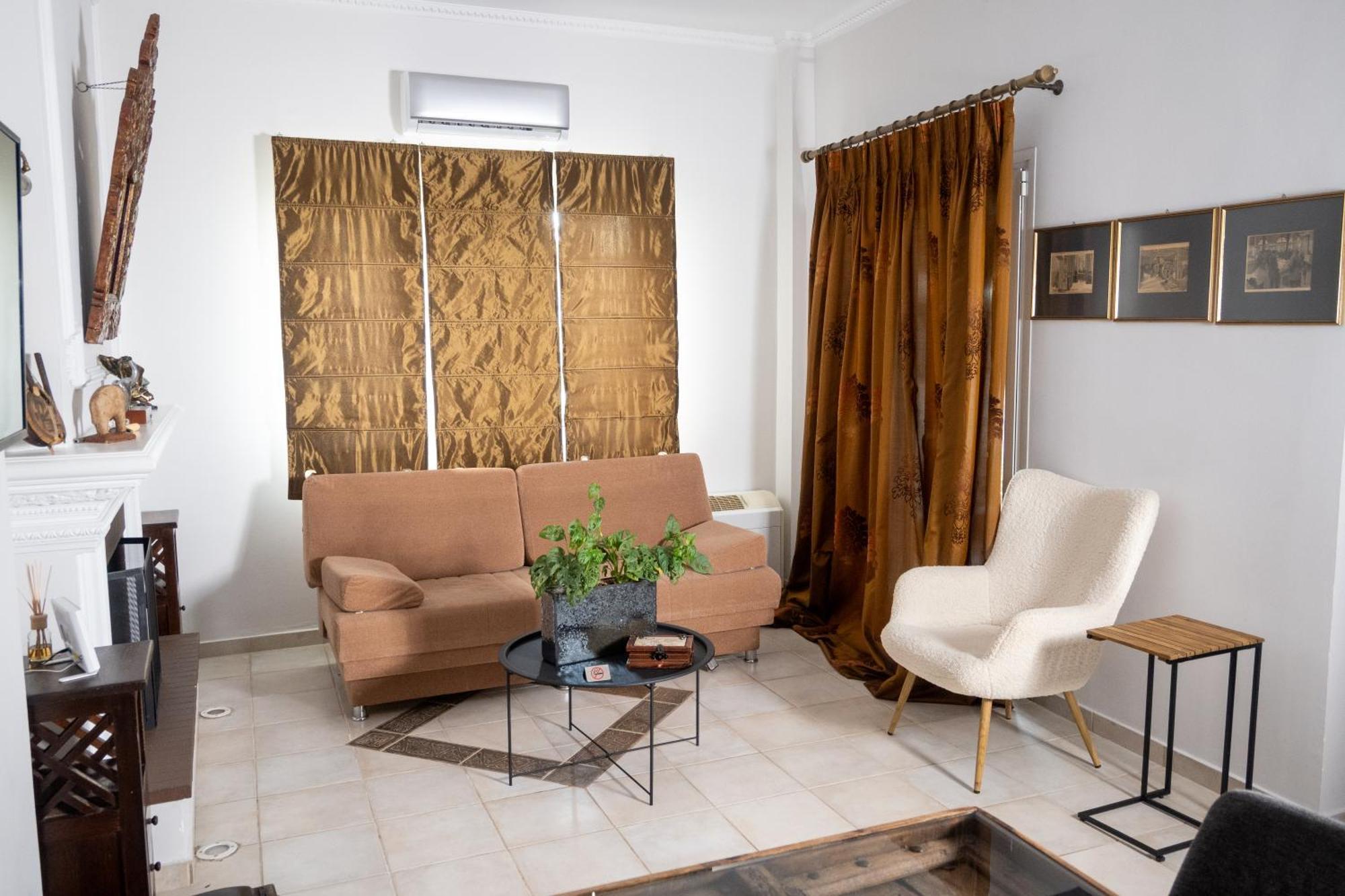 Appartement μονοκατοικία με κήπο στη θάλασσα. Corinthe